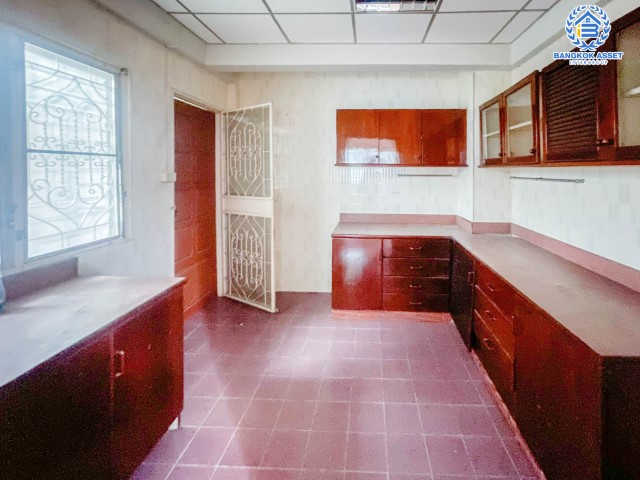 บ้านแฝดมือสอง ปทุมธานี ม.ธราดลบุรี รังสิต-นครนายก เนื้อที่กว้าง 35 ตร.ว. ฟังก์ชัน 3 ห้องนอน 2 ห้องน้ำ บ้านพร้อมเข้าอยู่ ใกล้สิ่งอำนวยความสะดวกมากมาย ในราคาสุดโดน! โครงการตั้งบนทำเลแห่งการเดินทาง เชื่อมต่อถนนรังสิต-นครนายก, ถนนกาญจนาภิเษก, ถนนเลียบด่วนลำลูกกา จองด่วน!